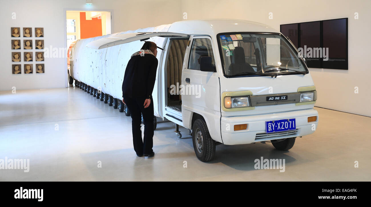 Magdeburg, Germania. Xiv Nov, 2014. Un Cinese van è parte della mostra 'daily' memorie al Kunstmuseum Kloster Unser Lieben Frauen in Magdeburg, Germania, 14 novembre 2014. Le opere di 17 artisti internazionali su argomenti di varie capacità di memorizzazione sono sul display dal 16 Novembre 2014 fino al 01 marzo 2015. Foto: Jens Wolf/dpa/Alamy Live News Foto Stock