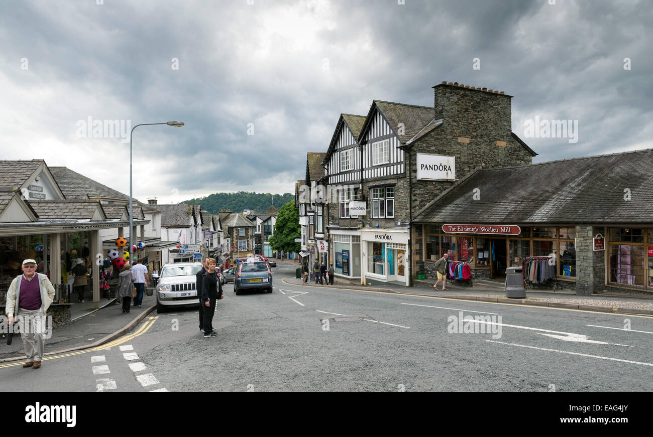 BOWNESS on Windermere, Regno Unito - 9 giugno 2014: i turisti e la gente del posto nella piccola città di Bowness-on-Windermere nel Lake District, U Foto Stock