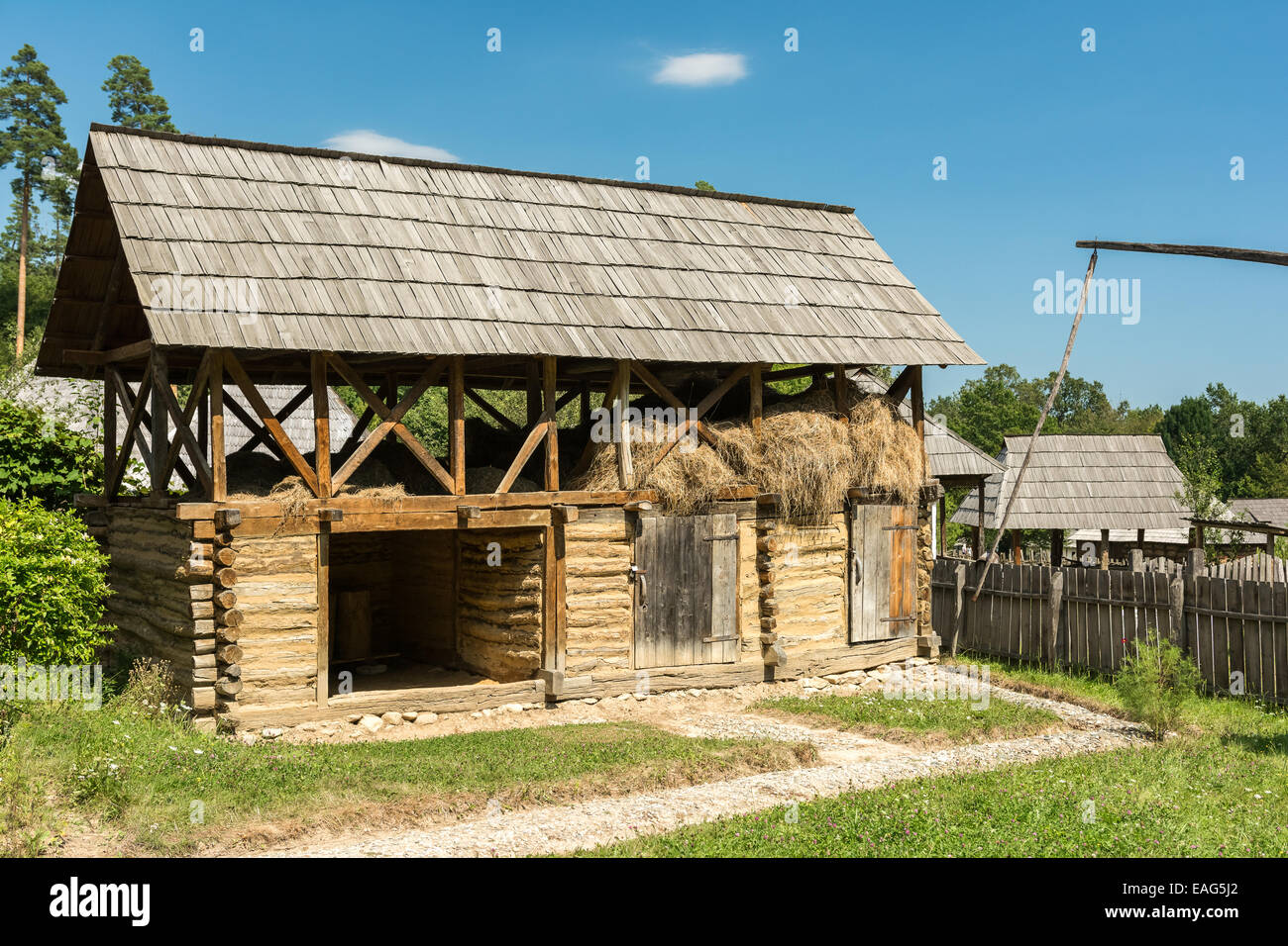 Vecchia Fattoria degli animali fienile in villaggio rumeno Foto Stock
