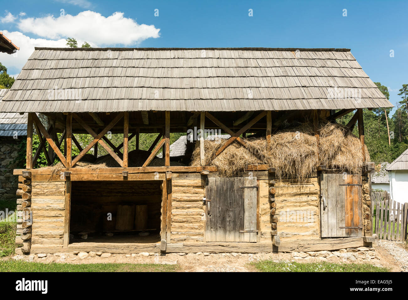 Vecchia Fattoria degli animali fienile in villaggio rumeno Foto Stock
