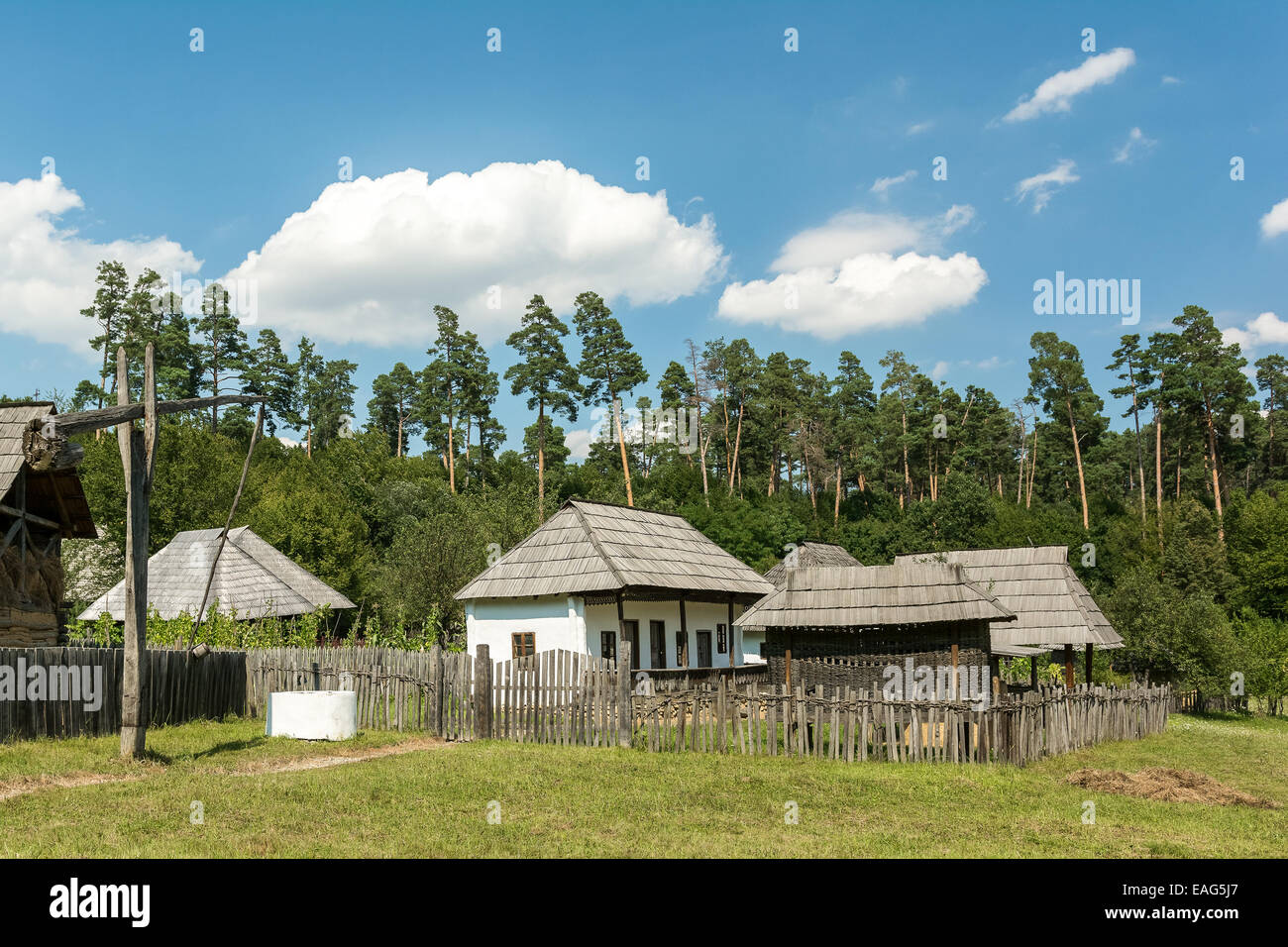 Il vecchio villaggio rumeno in vista delle montagne dei Carpazi Foto Stock