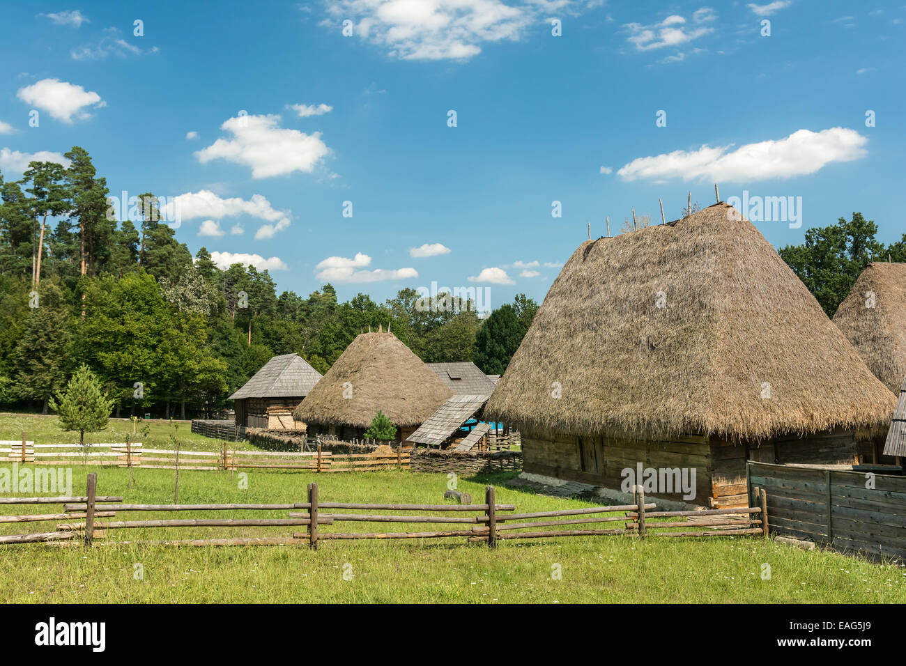 Il vecchio villaggio rumeno in vista delle montagne dei Carpazi Foto Stock