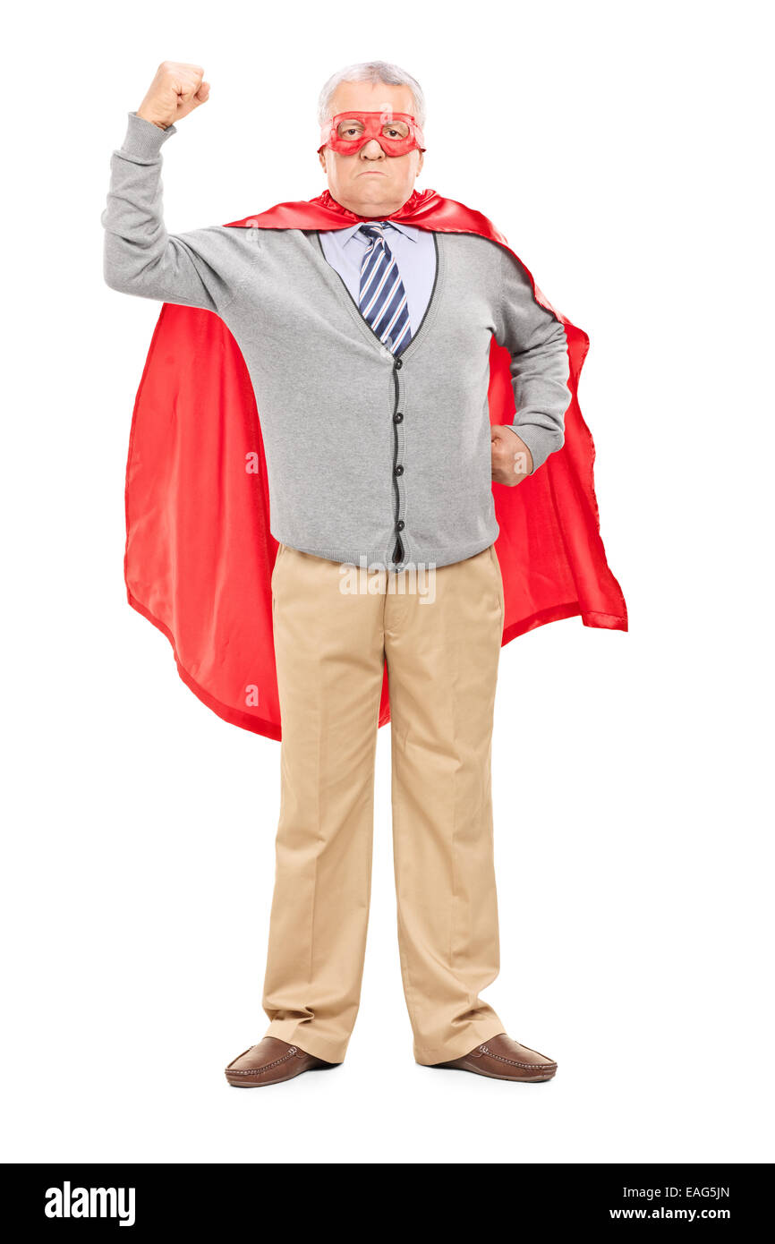 A piena lunghezza Ritratto di un senior in supereroe vestito con il pugno in aria isolata su sfondo bianco Foto Stock