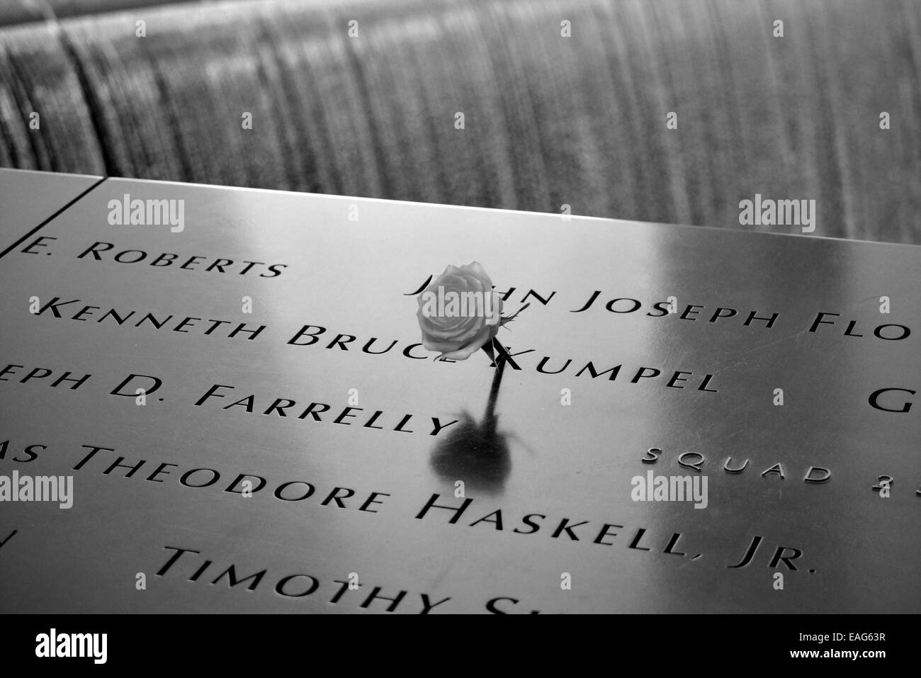 Fiore a sinistra al National 9/11 Memorial a Ground Zero in onore dei veterani del giorno. Foto Stock