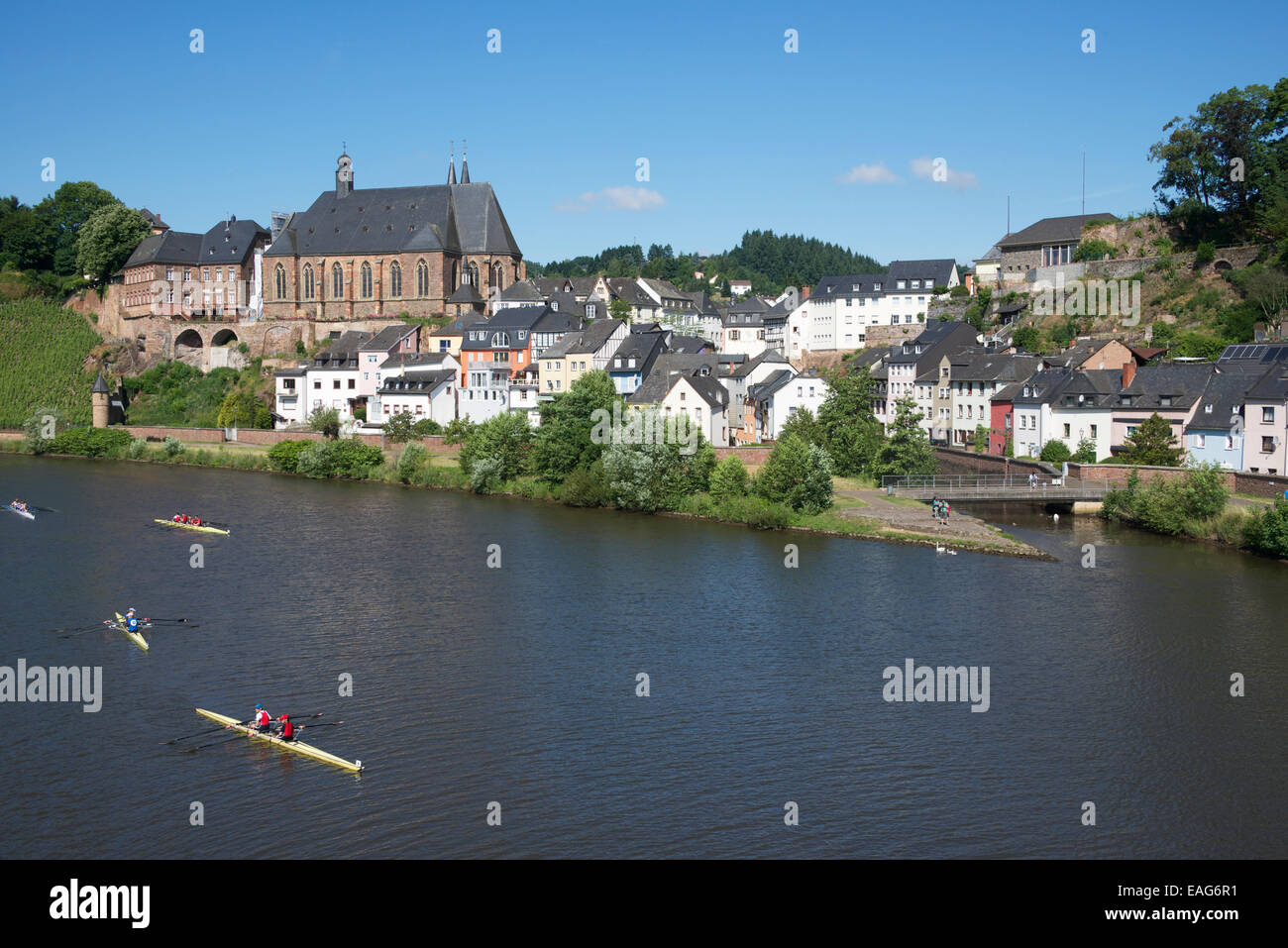 Fiume Saar con quattro barche sculling Saarburg Saarland Germania Foto Stock