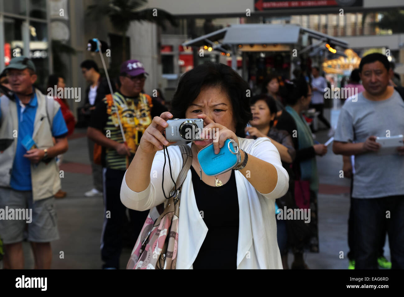 Turisti asiatici scattare fotografie a Hollywood e Los Angeles, California Foto Stock