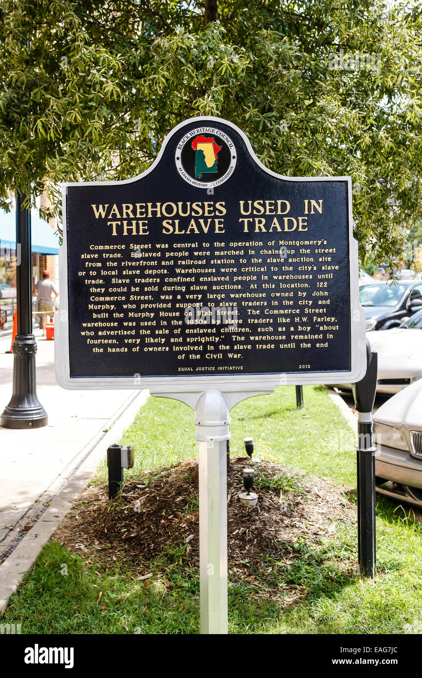 Lapide storica per il sito di un edificio utilizzato nel commercio di schiavi a Montgomery in Alabama Foto Stock