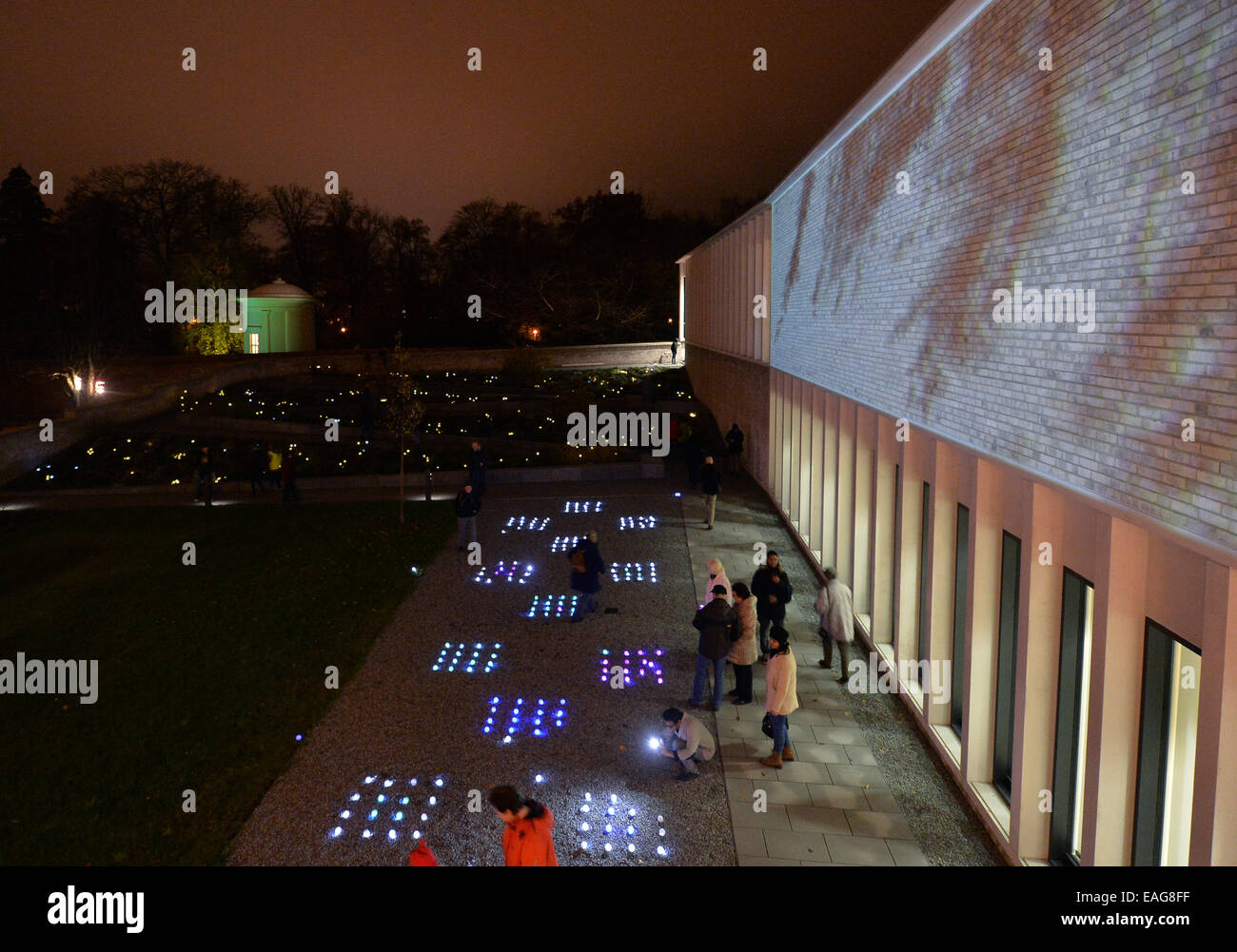 Neuruppin, Germania. Xiv Nov, 2014. Gli studenti di dalla Architectural Lighting Design al programma di Wismar Academy hanno installato l'illuminazione dal titolo "Licht fuer die Kunst" (luce per l'arte) presso il museo, il nuovo edificio, il confinante con le mura e l'Apollo Tempel in Neuruppin, Germania, 14 novembre 2014. Dal 2006, gli studenti del solo master internazionale programma hanno presentato i loro progetti in Neuruppin. Foto: BERND SETTNIK/dpa/Alamy Live News Foto Stock