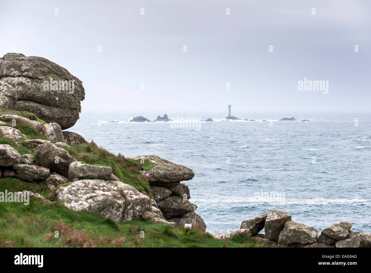 Il Longships Lighthouse visto da di Lands End in Cornovaglia. Foto Stock