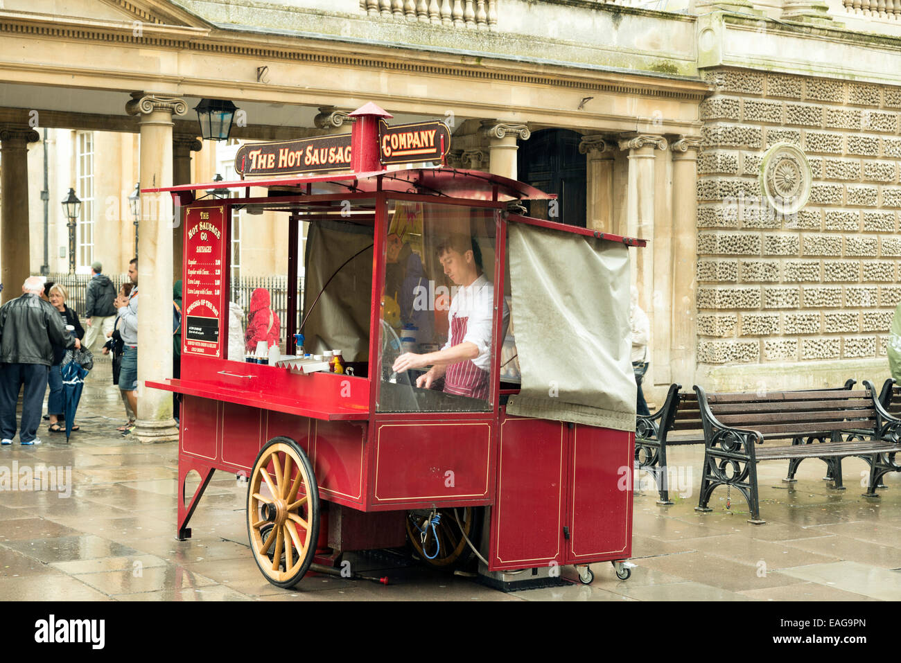 BATH, Regno Unito - 4 giugno 2014: la salsiccia calda Azienda nel centro di Bath, Inghilterra. Un venditore di attesa per i clienti a venire Foto Stock