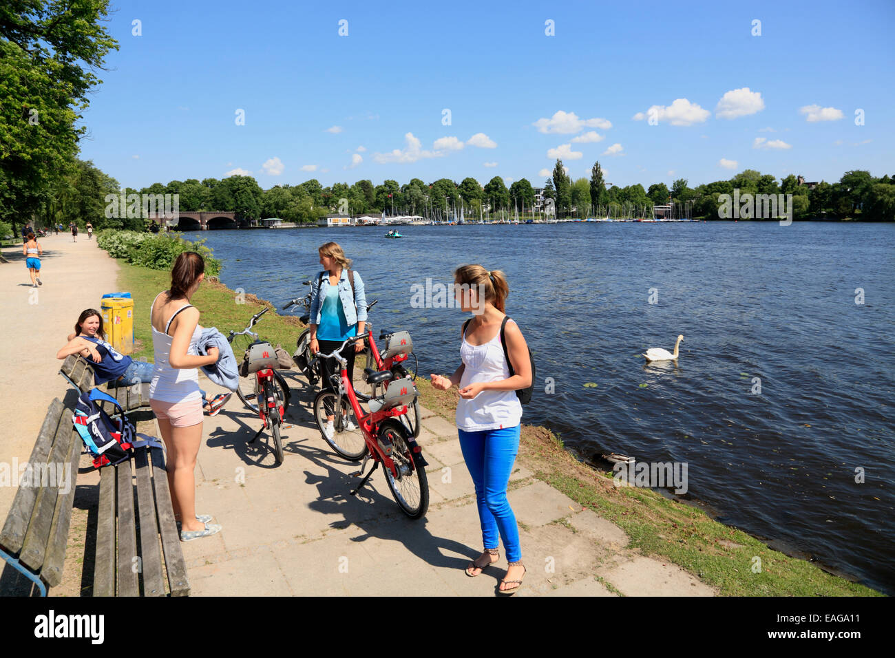 I turisti con la bici al lago Aussenalster, Amburgo, Germania Foto Stock