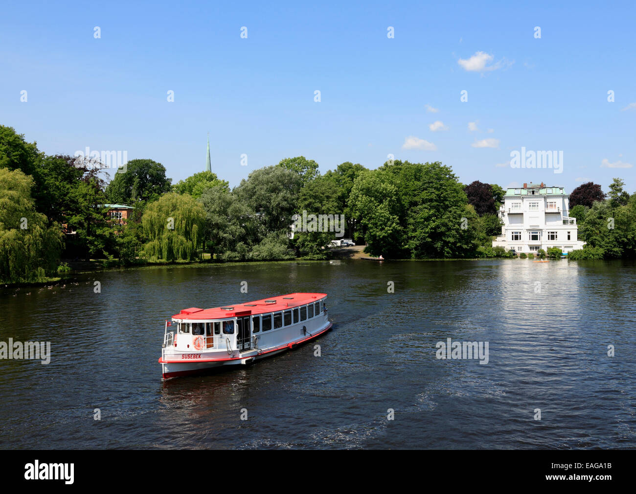 Escursione di passeggero barca sul fiume Alster, vista da Krugkoppelbridge, Amburgo, Germania Foto Stock