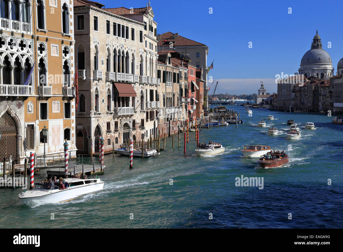 I taxi d'acqua sul Canal Grande e la chiesa di Santa Maria della Salute dal ponte dell'Accademia Venezia Italia Foto Stock