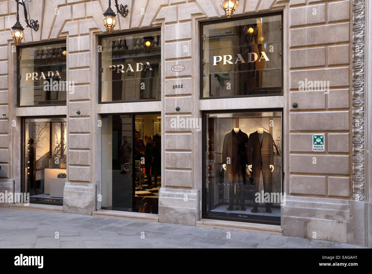 Il negozio Prada a Venezia, Italia Foto stock - Alamy