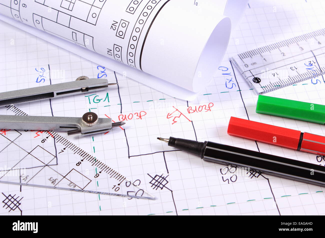 Rotoli di schemi elettrici e accessori per disegno giacente su disegni di costruzione, Foto Stock