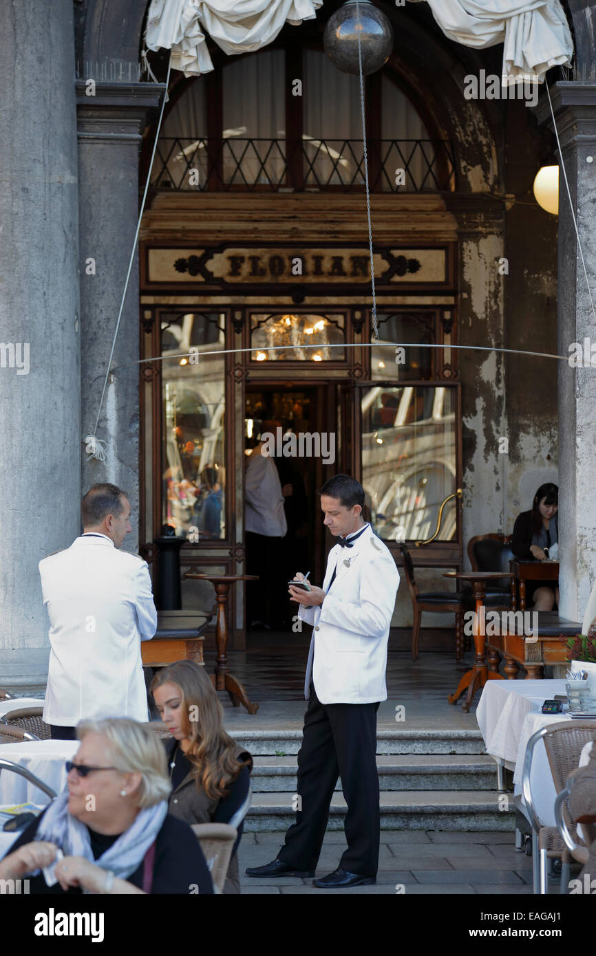 I camerieri e i clienti al di fuori del Caffè Florian, Venezia, Italia. Foto Stock