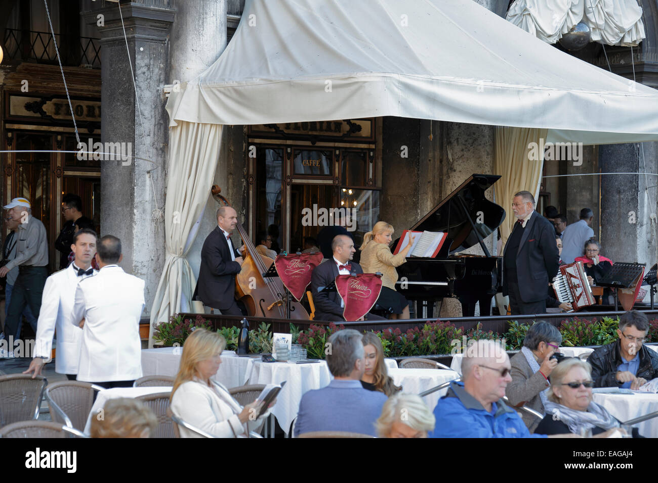 Orchestra, i camerieri e i clienti al di fuori del Caffè Florian, Venezia, Italia. Foto Stock