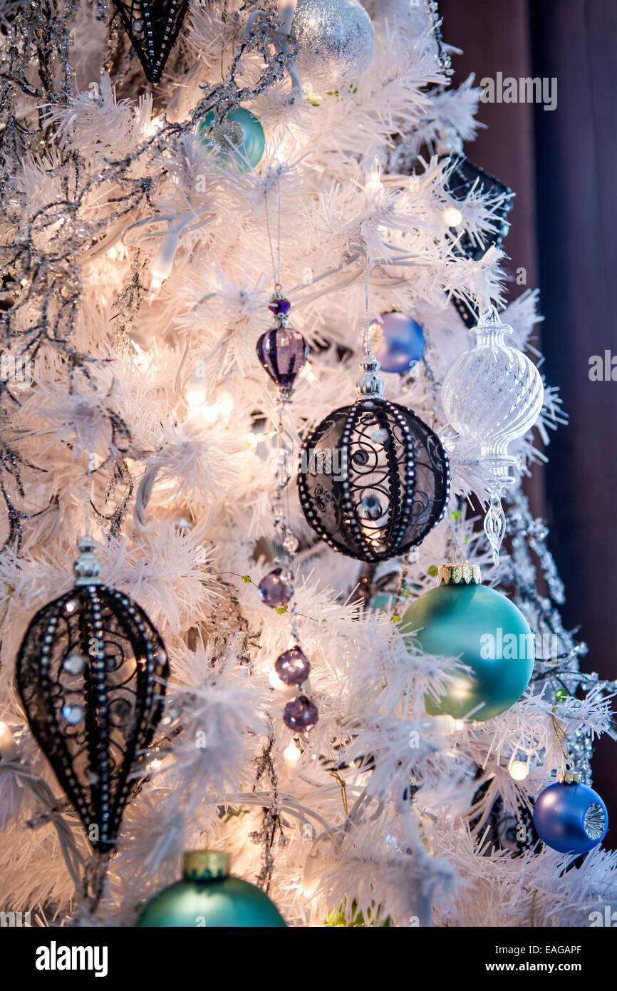 Dettaglio di un albero di Natale, decorazioni e luci. Foto Stock Dettaglio di un albero di Natale, decorazioni e luci. Foto Stock