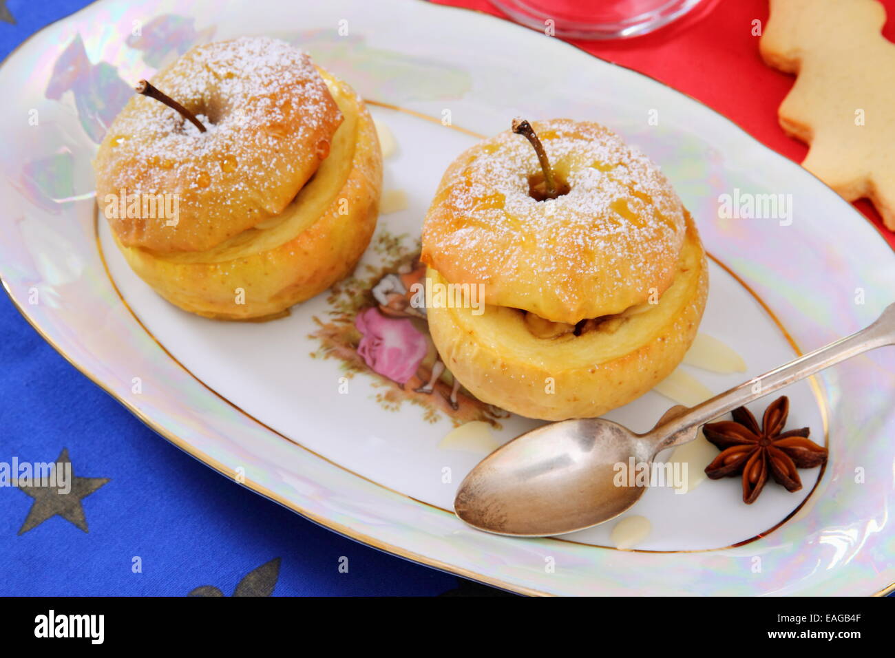 Due mele cotte come dessert natalizio, vista dall'alto Foto Stock