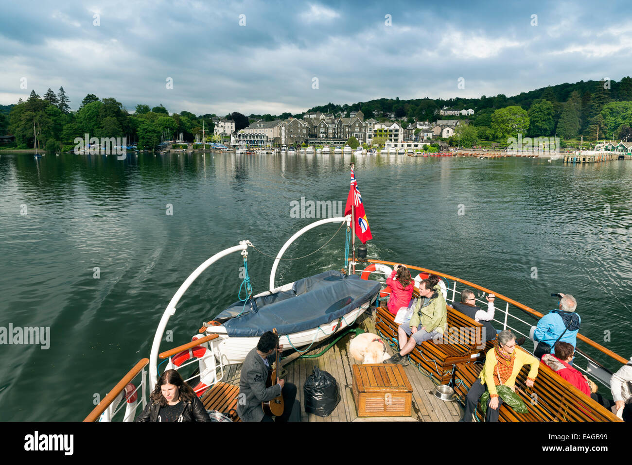Lago di Windermere, Cumbria Inghilterra - Giugno 9, 2014: Persone in Teal nave al Parco Nazionale del Distretto dei Laghi nel lago di Windermere, Cumbria Foto Stock