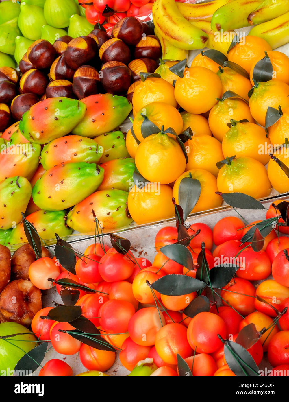 Ampia scelta di frutta di marzapane a forma di caramelle, un prodotto della Sicilia Foto Stock