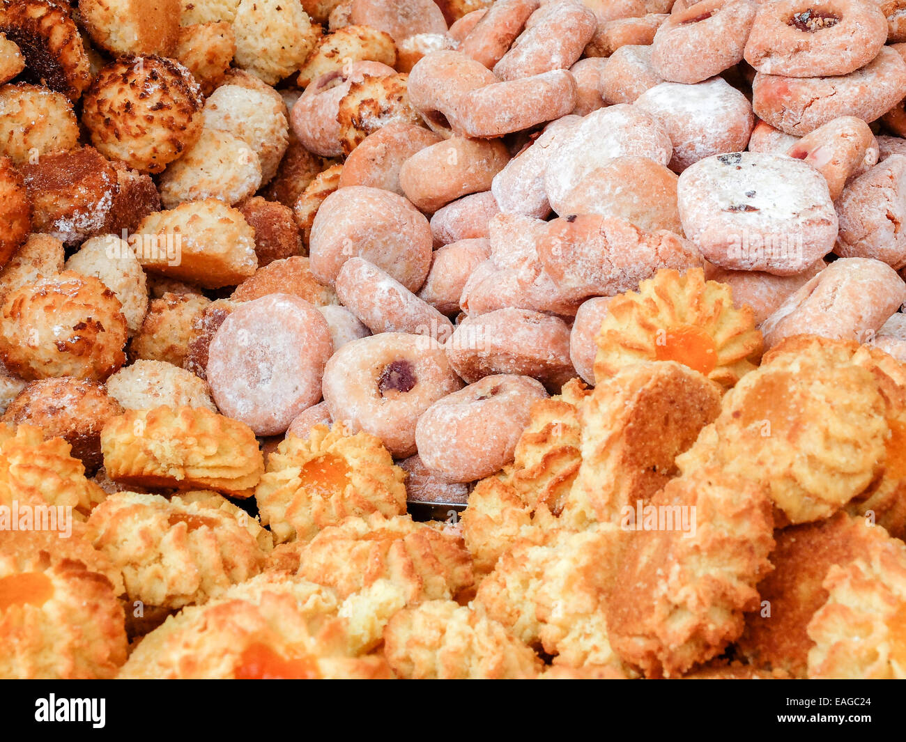 Una ricca selezione di tradizionale italiana biscotti di mandorle, le uova e lo zucchero e finito con marmellata, dadi o altro innamorate Foto Stock