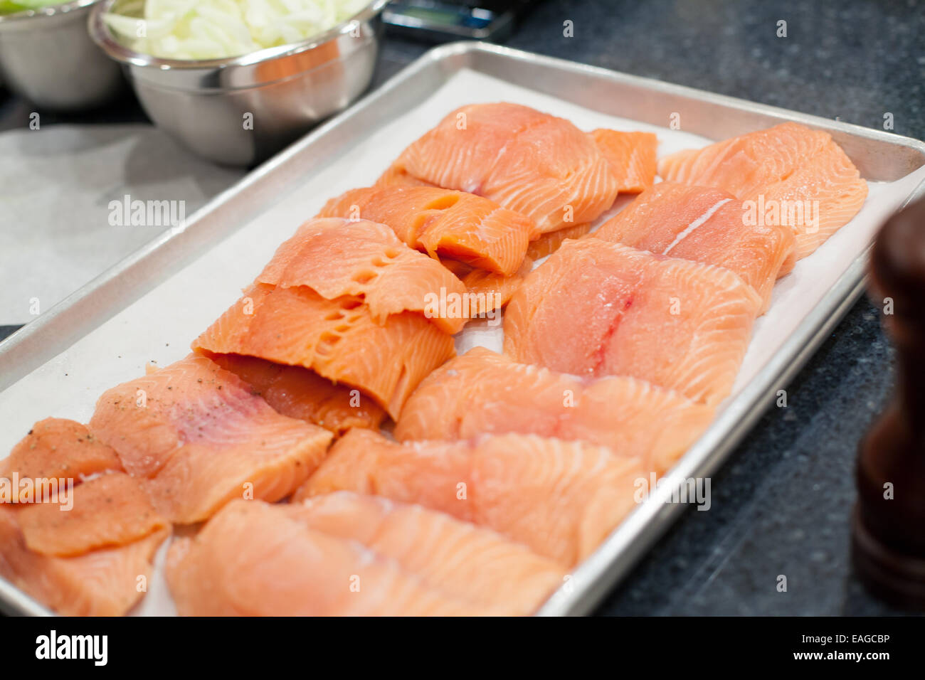 Materie di filetti di salmone sulla teglia con la carta pergamena Foto Stock