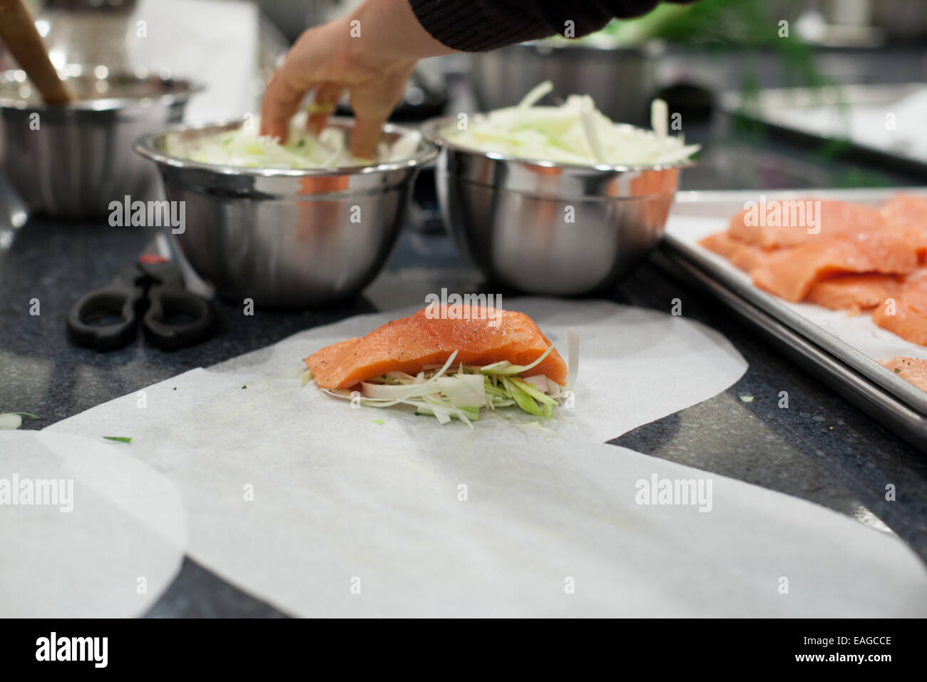 Rendendo il salmone al cartoccio in una cucina francese a scuola Foto Stock