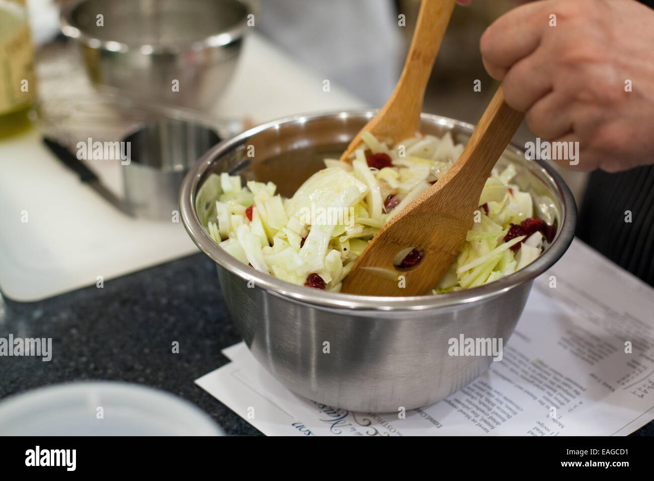 Mani con tonnellate di miscelare con insalata di finocchio, apple e cranberry Foto Stock