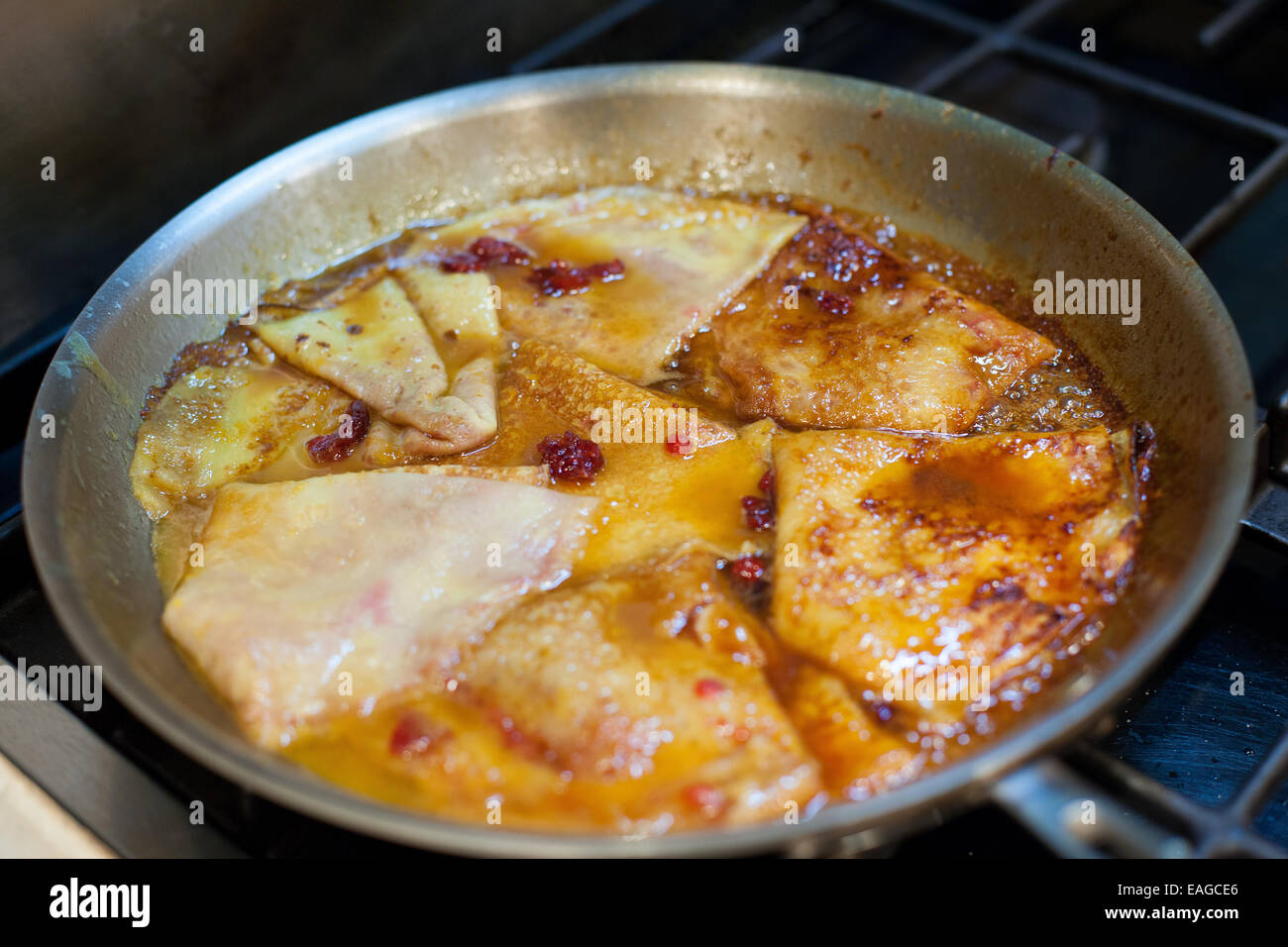 Crêpe suzette con mirtilli rossi in una padella Foto Stock