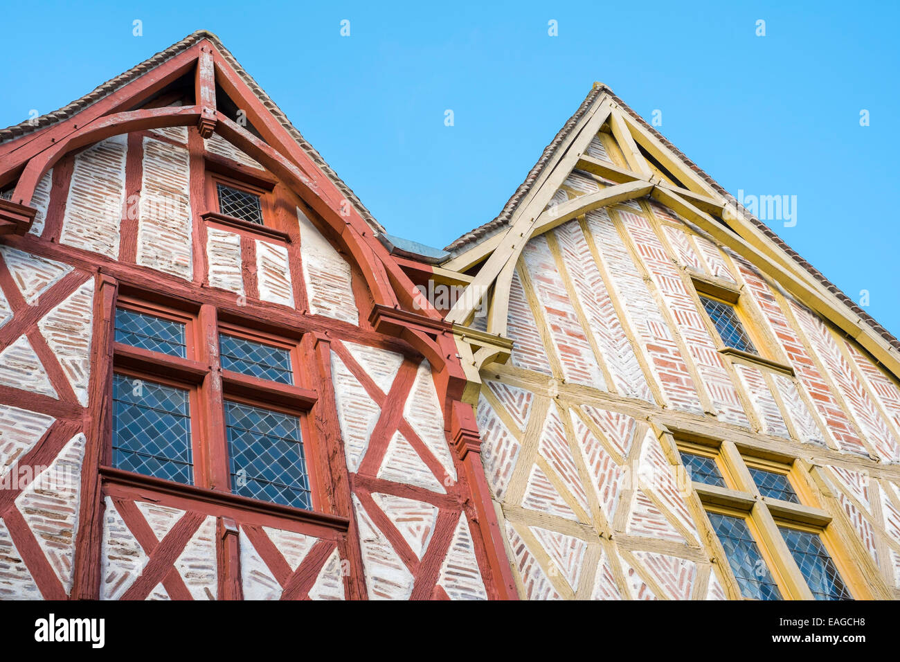 Vecchio a struttura mista in legno e muratura in mattoni e edifici sulla piazza principale di Montrichard Foto Stock