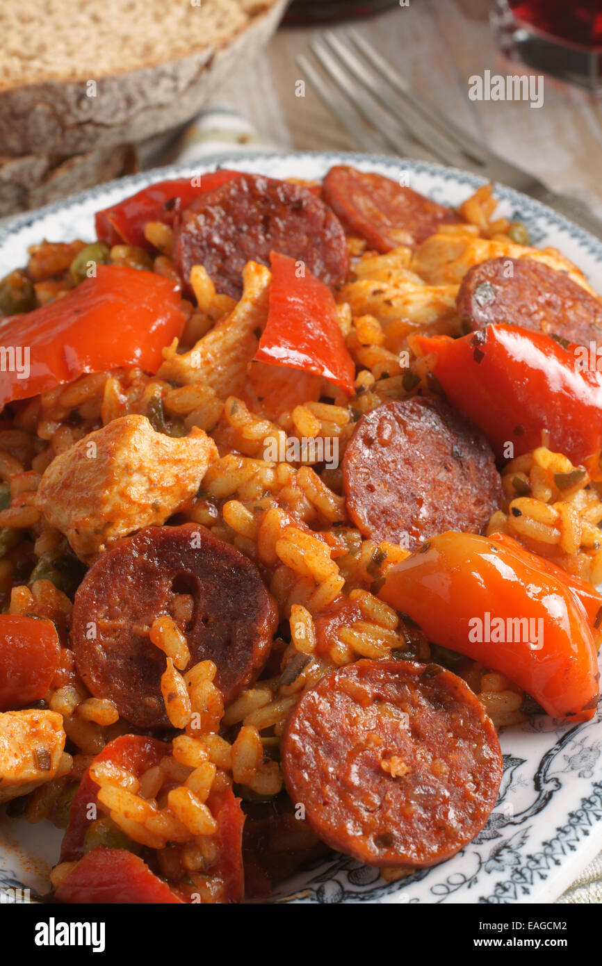 Il pollo e il Chorizo Paella un piatto di riso aromatizzato con paprica e peperoni Foto Stock