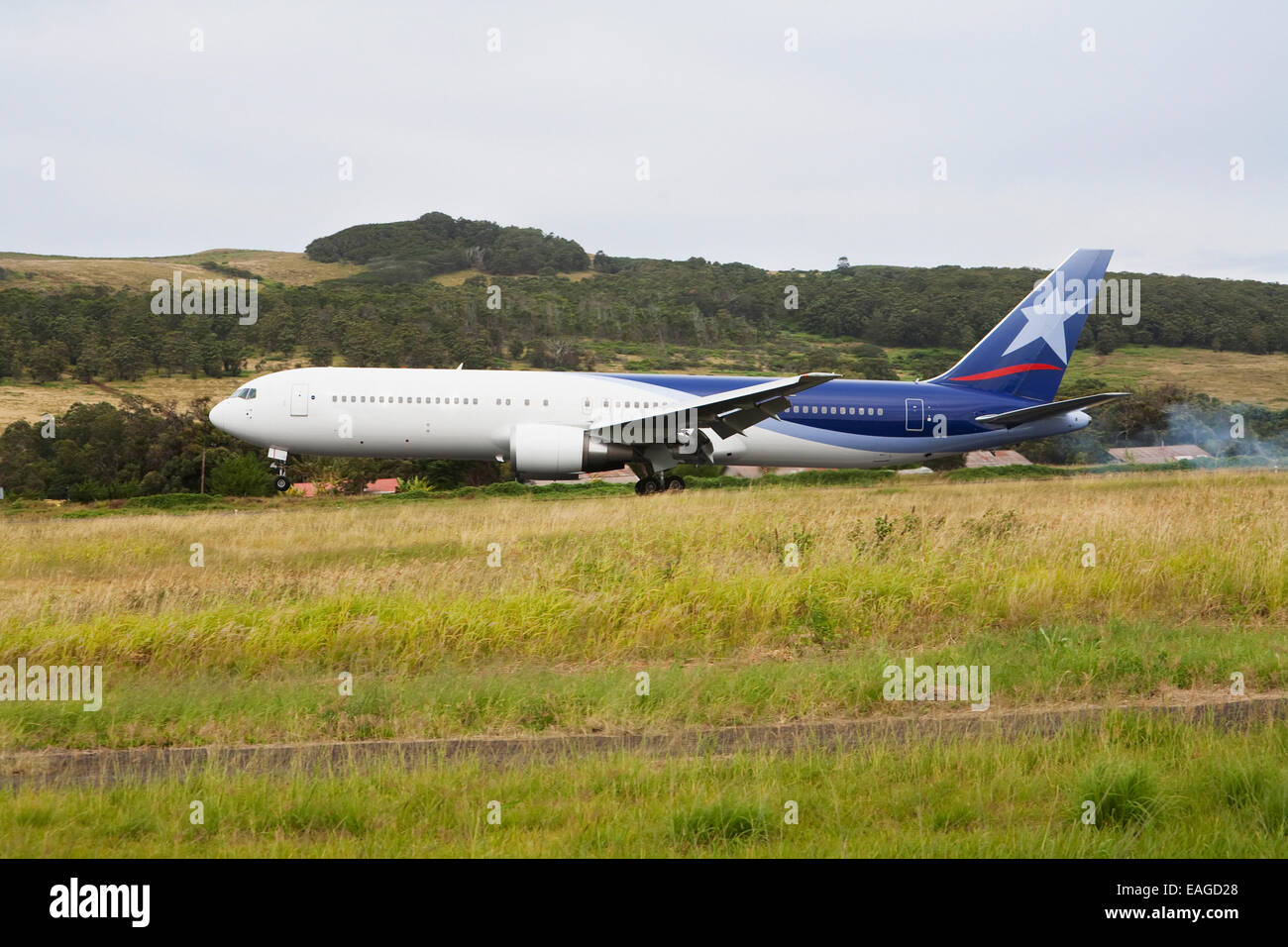 Lan Cile Boeing 767 in atterraggio a aeroporto Mataveri, Rapa Nui (l'Isola di Pasqua), Cile Foto Stock