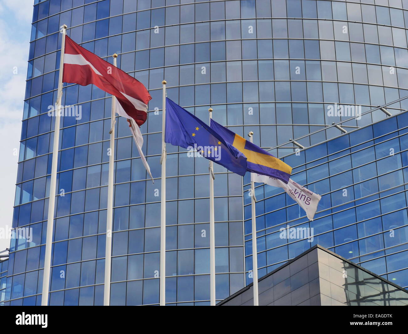 In molti paesi le bandiere blu sul palazzo di vetro sullo sfondo Foto Stock
