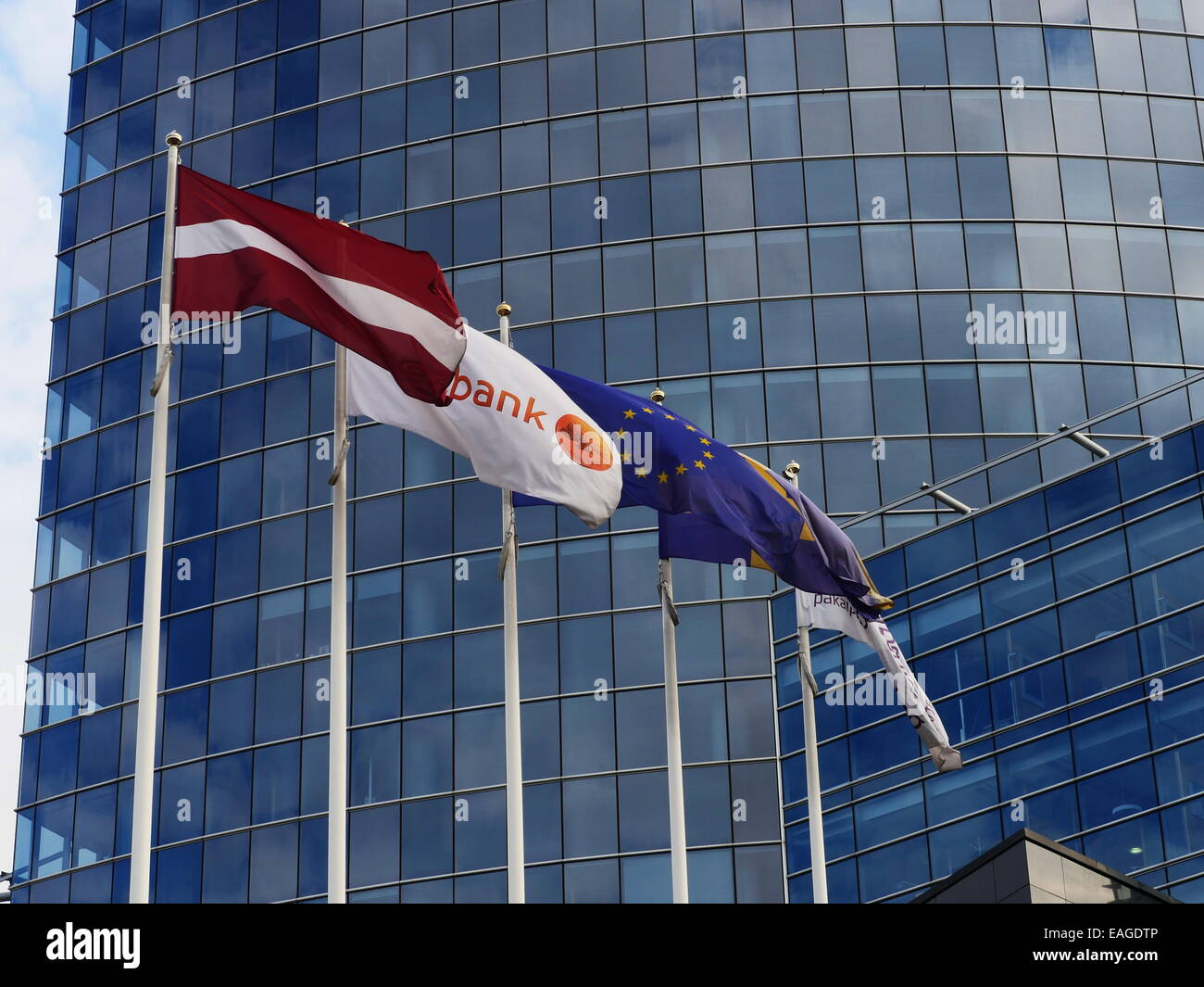 In molti paesi le bandiere blu sul palazzo di vetro sullo sfondo Foto Stock