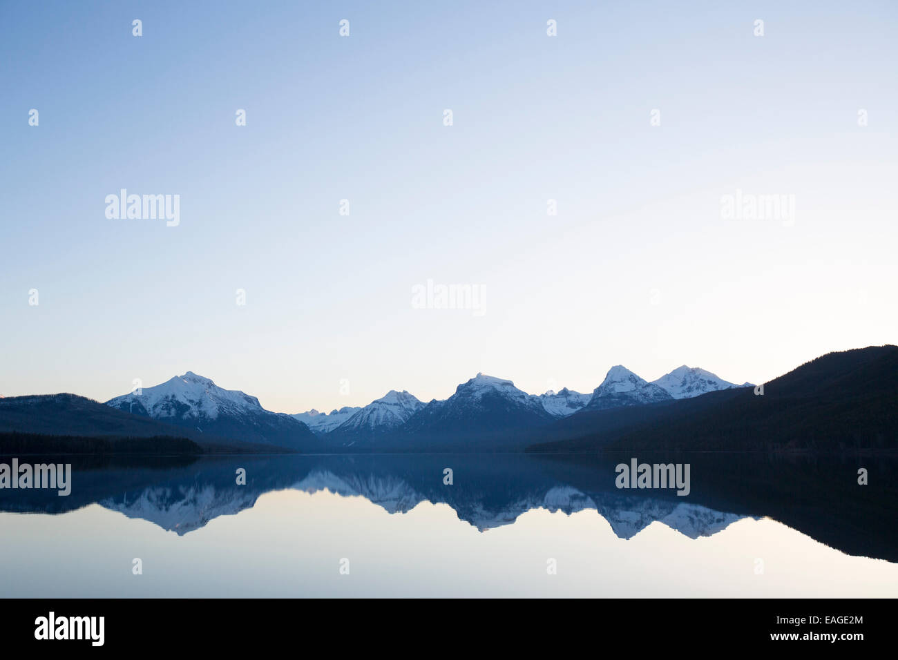 Una tranquilla mattina prima del sorgere del sole sul lago McDonald nel Glacier National Park. Foto Stock