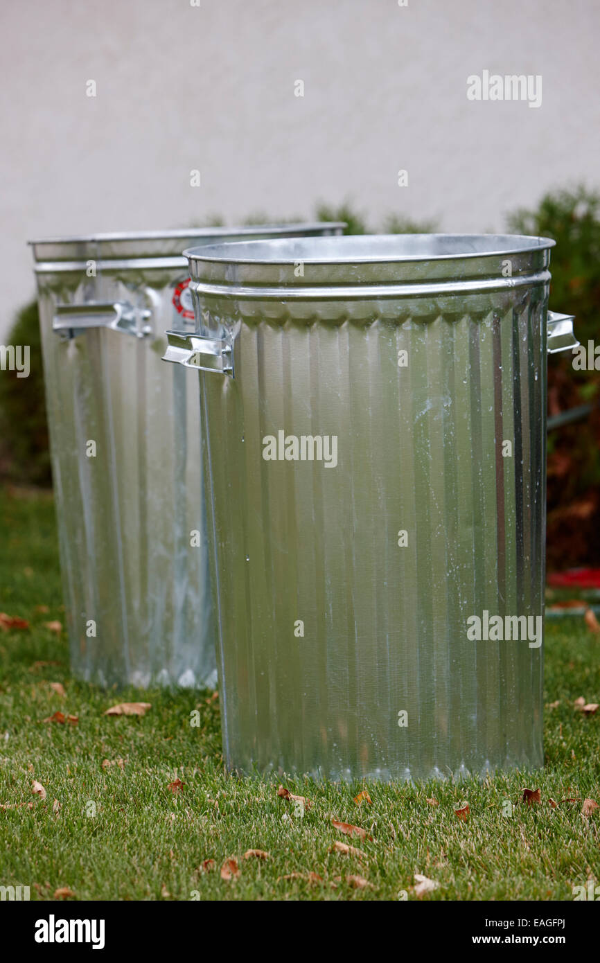 rifiuti bidoni spazzatura può all'esterno contro muro di mattoni Foto stock  - Alamy