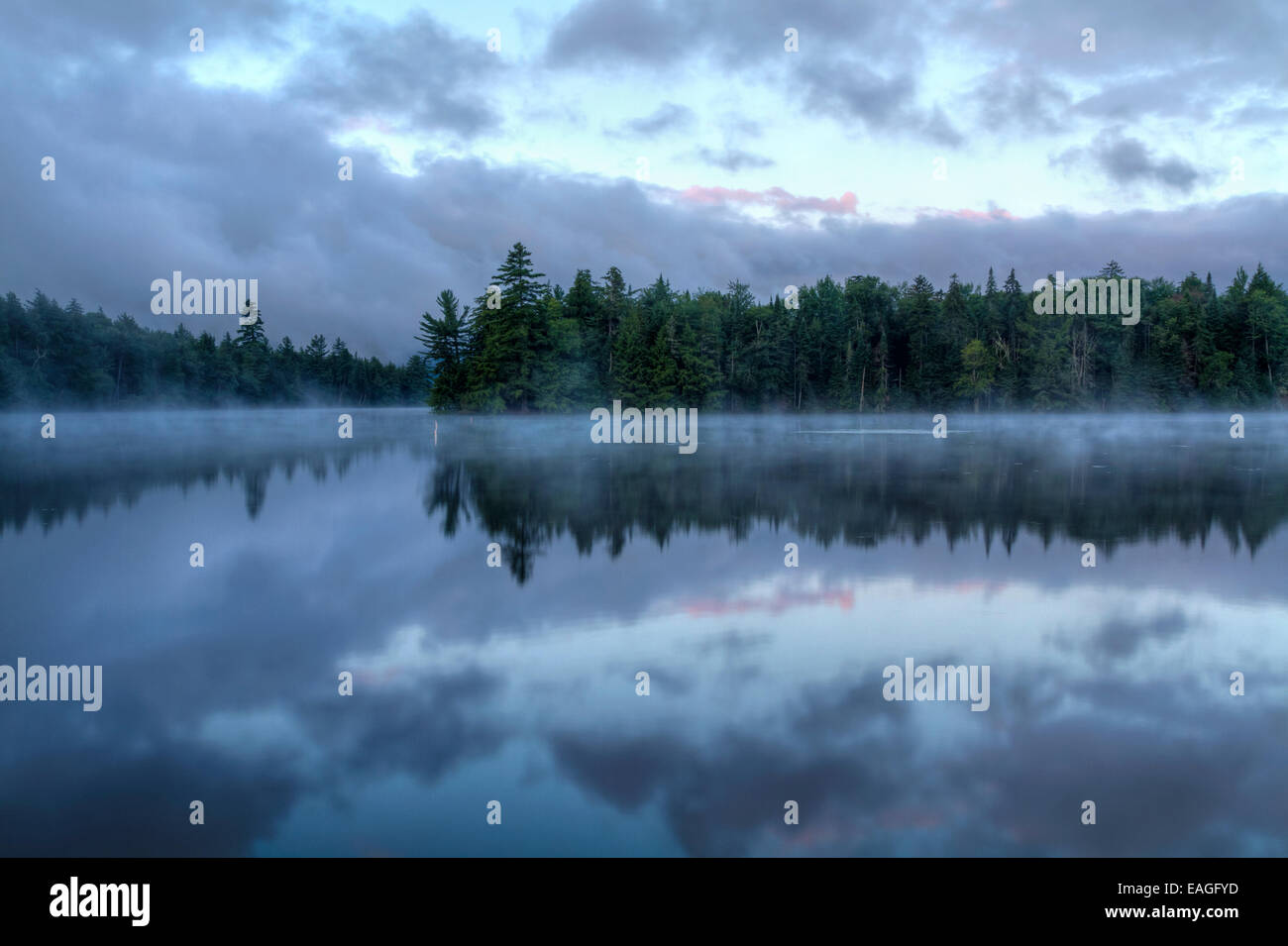Mattinata nebbiosa sul settimo lago al Fulton catena regione dei laghi di Montagne Adirondack, di New York Foto Stock
