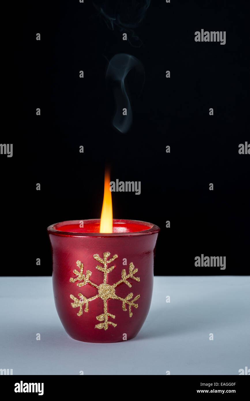 Natale candela colorata con fiamma su Foto Stock