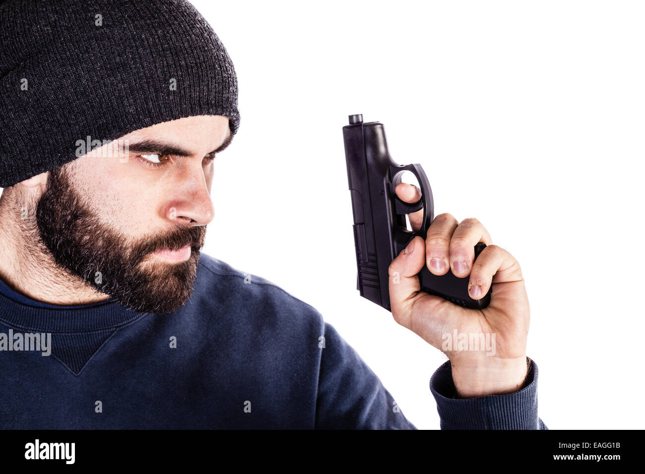 Un barbuto penale o un poliziotto in incognito con una pistola e indossando un beanie hat isolato su bianco Foto Stock