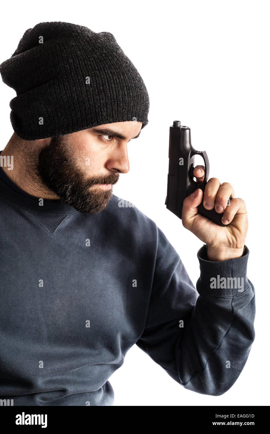 Un barbuto penale o un poliziotto in incognito con una pistola e indossando un beanie hat isolato su bianco Foto Stock