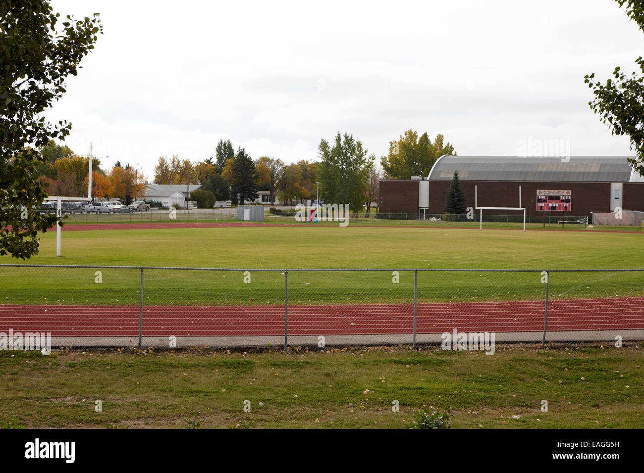 Scuola di Alta via di corsa e di un campo da calcio corrente swift Saskatchewan Canada Foto Stock