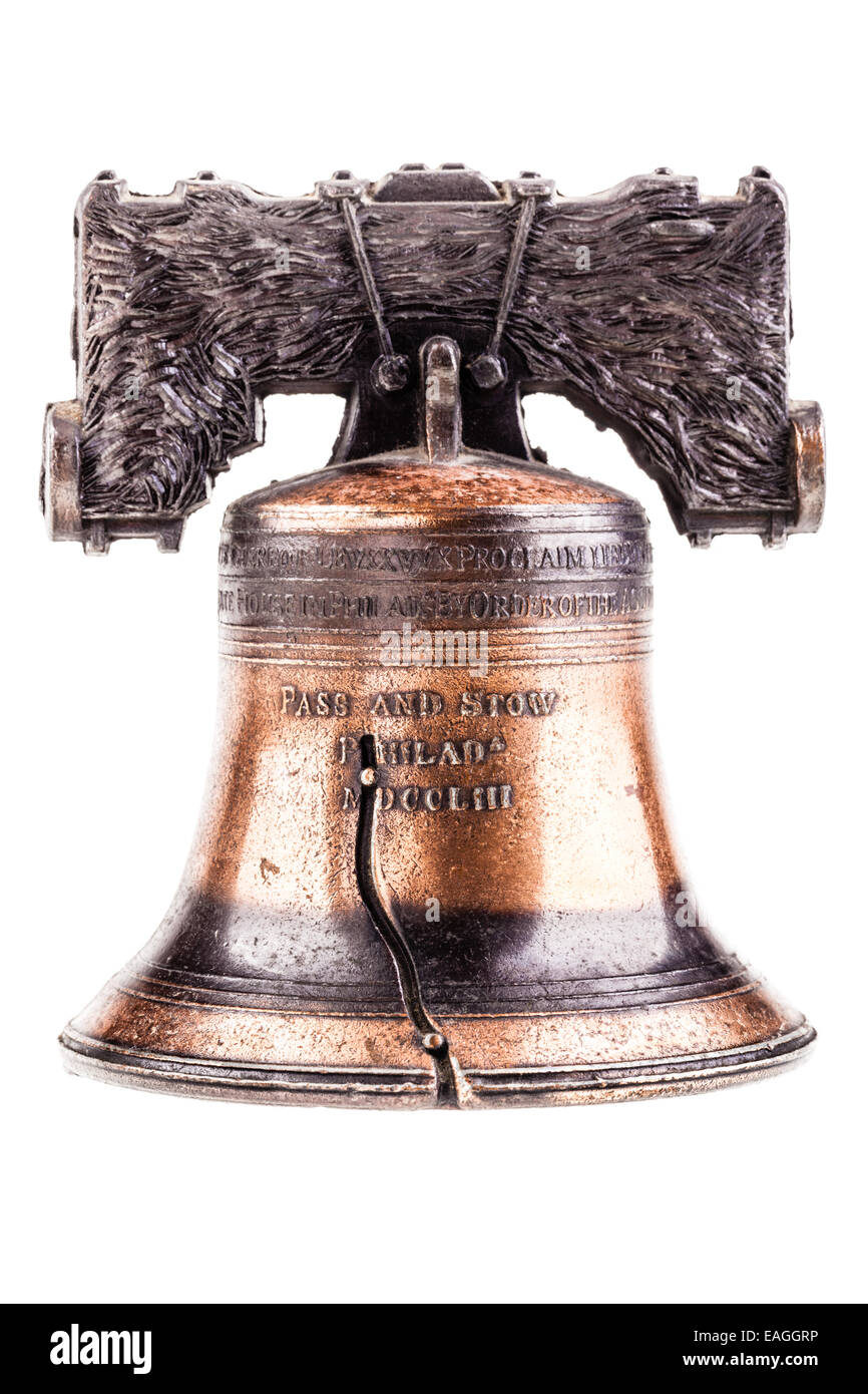 Un piccolo liberty bell riproduzione isolate su uno sfondo bianco Foto Stock