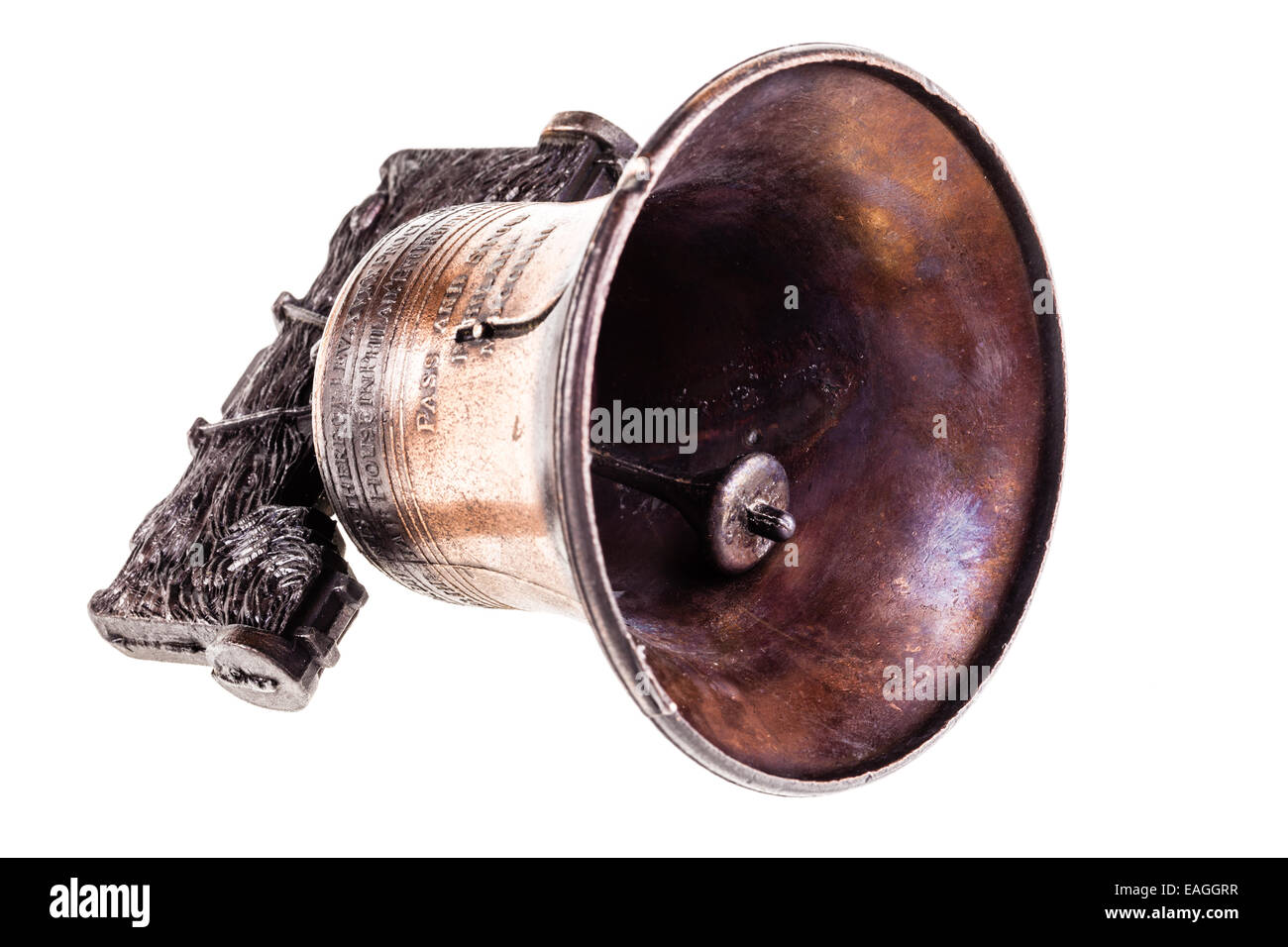 Un piccolo liberty bell riproduzione isolate su uno sfondo bianco Foto Stock