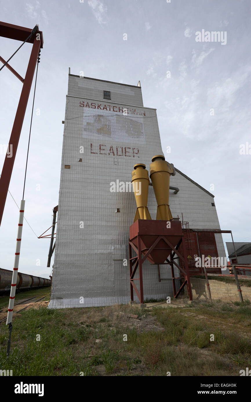 Elevatore della granella e il vecchio treno via landmark leader Saskatchewan Canada Foto Stock