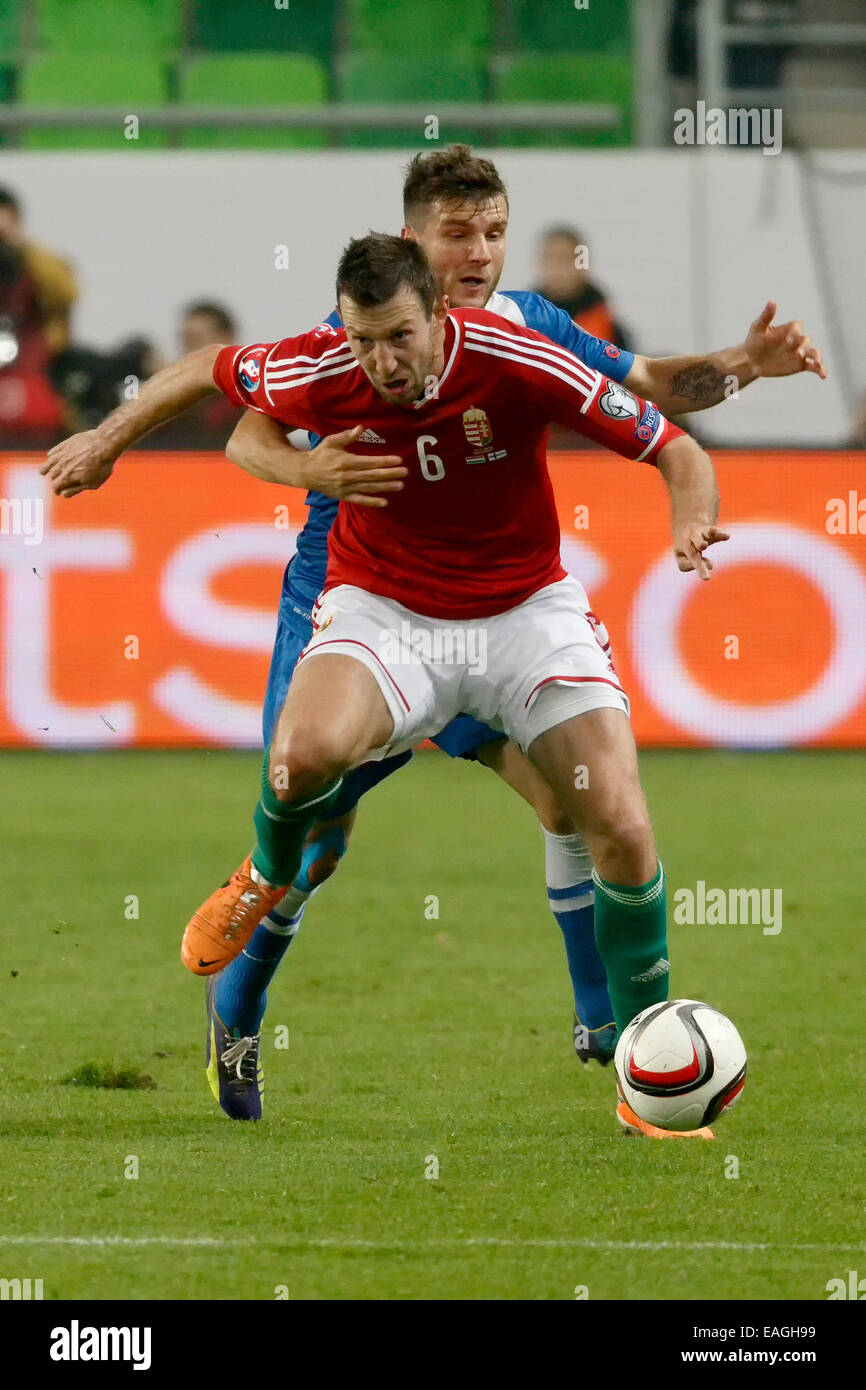 Budapest, Ungheria. 14 Novembre, 2014. Hunagrian Akos Elek (6) è tirato indietro dal finlandese Hetemaj Perparim durante l'Ungheria vs. Finlandia UEFA EURO 2016 qualifier partita di calcio in Groupama Arena il 14 novembre 2014 a Budapest, Ungheria. Credito: Laszlo Szirtesi/Alamy Live News Foto Stock