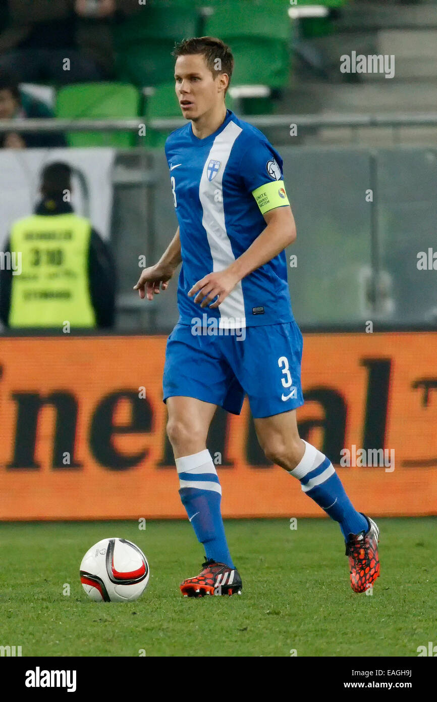 Budapest, Ungheria. 14 Novembre, 2014. Il finlandese Niklas Moisander è con la sfera durante l'Ungheria vs. Finlandia UEFA EURO 2016 qualifier partita di calcio in Groupama Arena il 14 novembre 2014 a Budapest, Ungheria. Credito: Laszlo Szirtesi/Alamy Live News Foto Stock