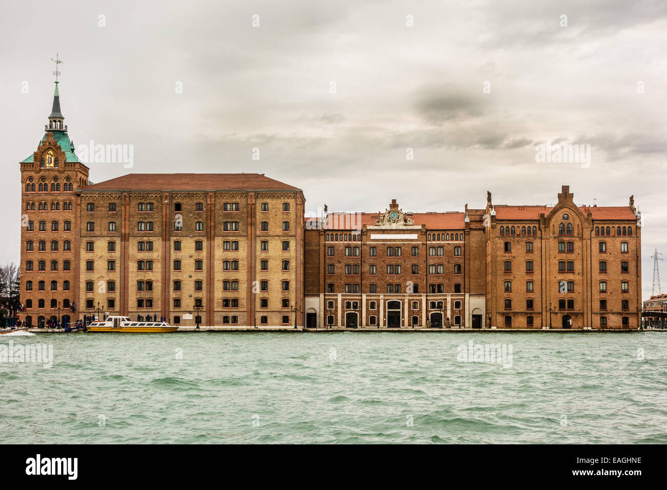 Venezia- Marzo 14:nell'angolo ovest della Giudecca, il Molino Stucky è una anomalia sul panorama di Venezia, un nuovo gotico industrial Foto Stock