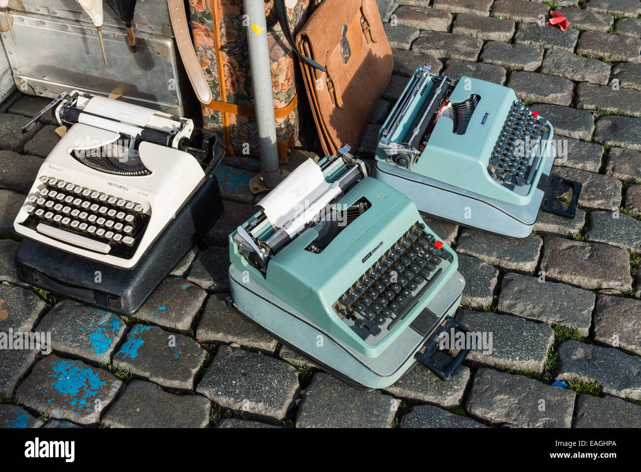 Bruxelles:Marolles Mercato delle pulci su Place du jeu de Balle Foto Stock