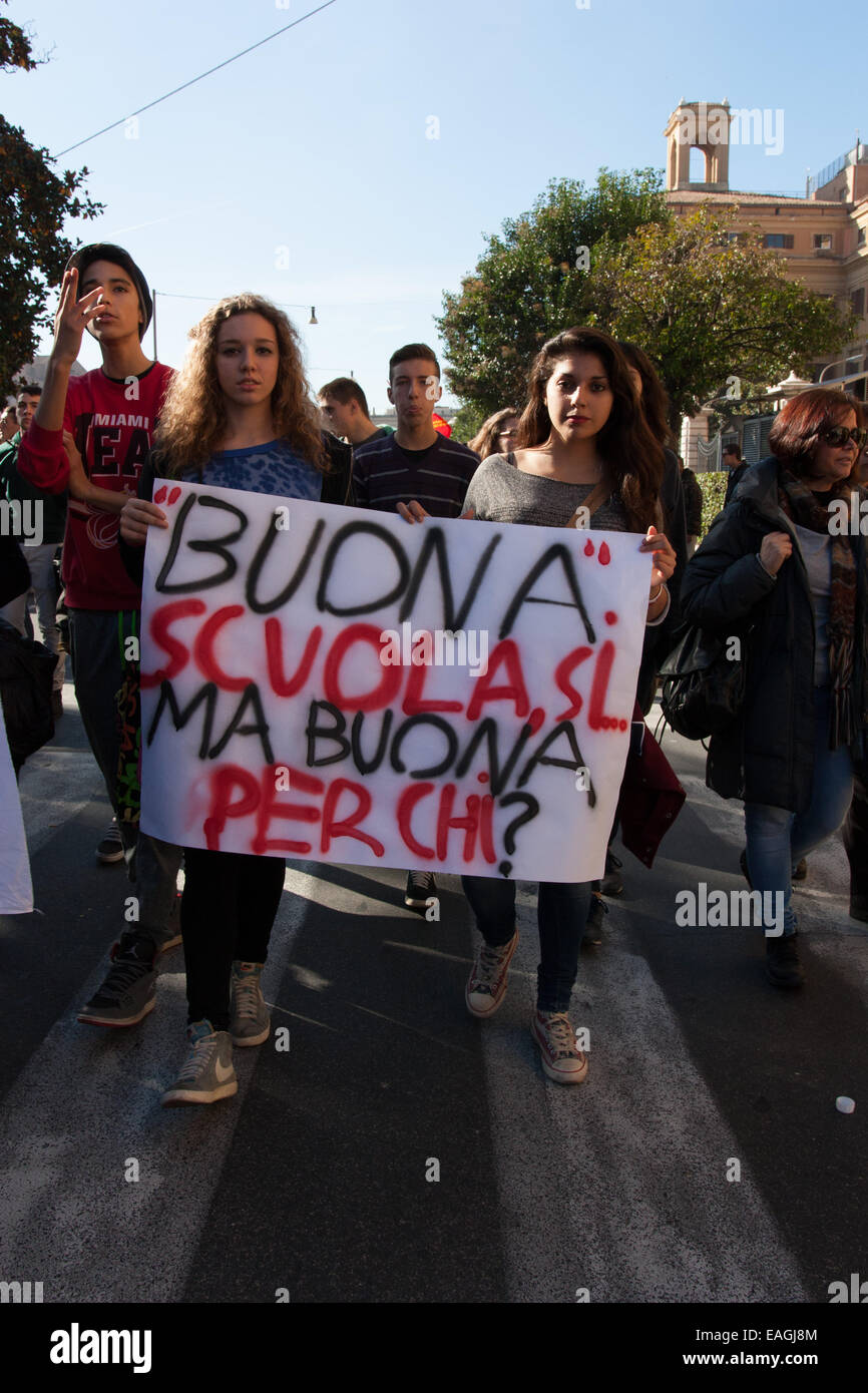 Roma, Italia. 14 Novembre, 2014. Circa cinque mila persone fase dimostrazione contro la precarizzazione del lavoro e contro le politiche di austerità, attuata dalla Renzi di amministrazione e l'Unione europea. Manifestanti gettare uova, petardi e vernice presso il Ministero dell' economia e l' ambasciata della Repubblica federale di Germania durante il rally. Credito: Luca Prizia/Pacific Press/Alamy Live News Foto Stock